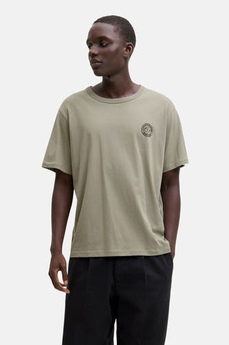 Groen T-shirt met korte mouwen van ORIGINALS BY JACK & JONES, met klein logo op de borst en gedragen met zwarte broek.
