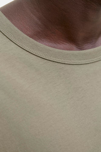 Groen T-shirt met korte mouwen van ORIGINALS BY JACK & JONES, close-up van de halslijn.
