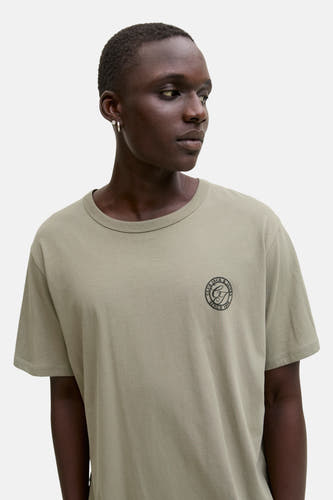 Groen T-shirt met korte mouwen van ORIGINALS BY JACK & JONES, met een ronde hals en een kleine print op de borst.
