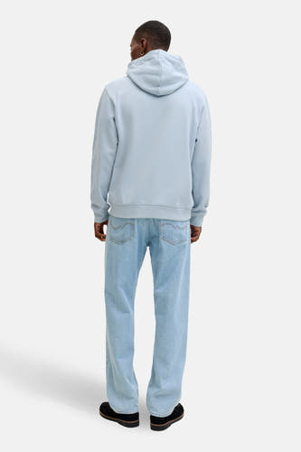 Pull-over bleu avec capuche d'ORIGINALS BY JACK & JONES, dos, associé à des jeans légers et des chaussures noires.