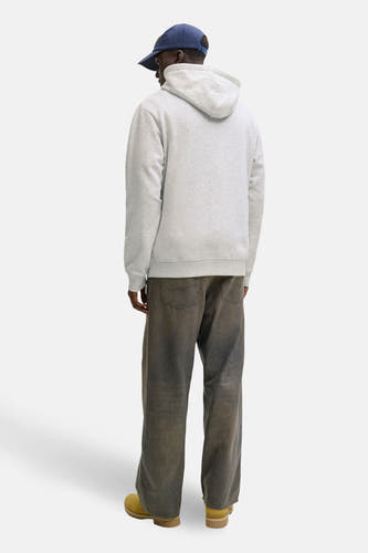 Witte sweater met kap van ORIGINALS BY JACK & JONES, gezien van achteren, met een cap en gele schoenen.