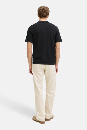 Pull noir de CORE BY JACK & JONES, à manches courtes et porté avec un pantalon crème et des chaussures marron, vue de dos.
