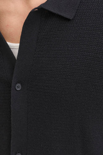Pull noir de CORE BY JACK & JONES avec un motif en maille fine et une fermeture à boutons, gros plan.