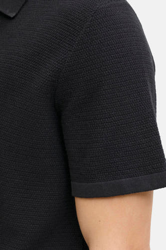 Pull noir de CORE BY JACK & JONES, à manches courtes et à la texture granuleuse.