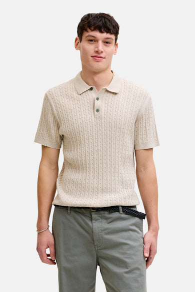 Beige trui polo van PREMIUM by JACK & JONES, met kabelpatroon en korte mouwen, gecombineerd met kaki broek en gevlochten riem.