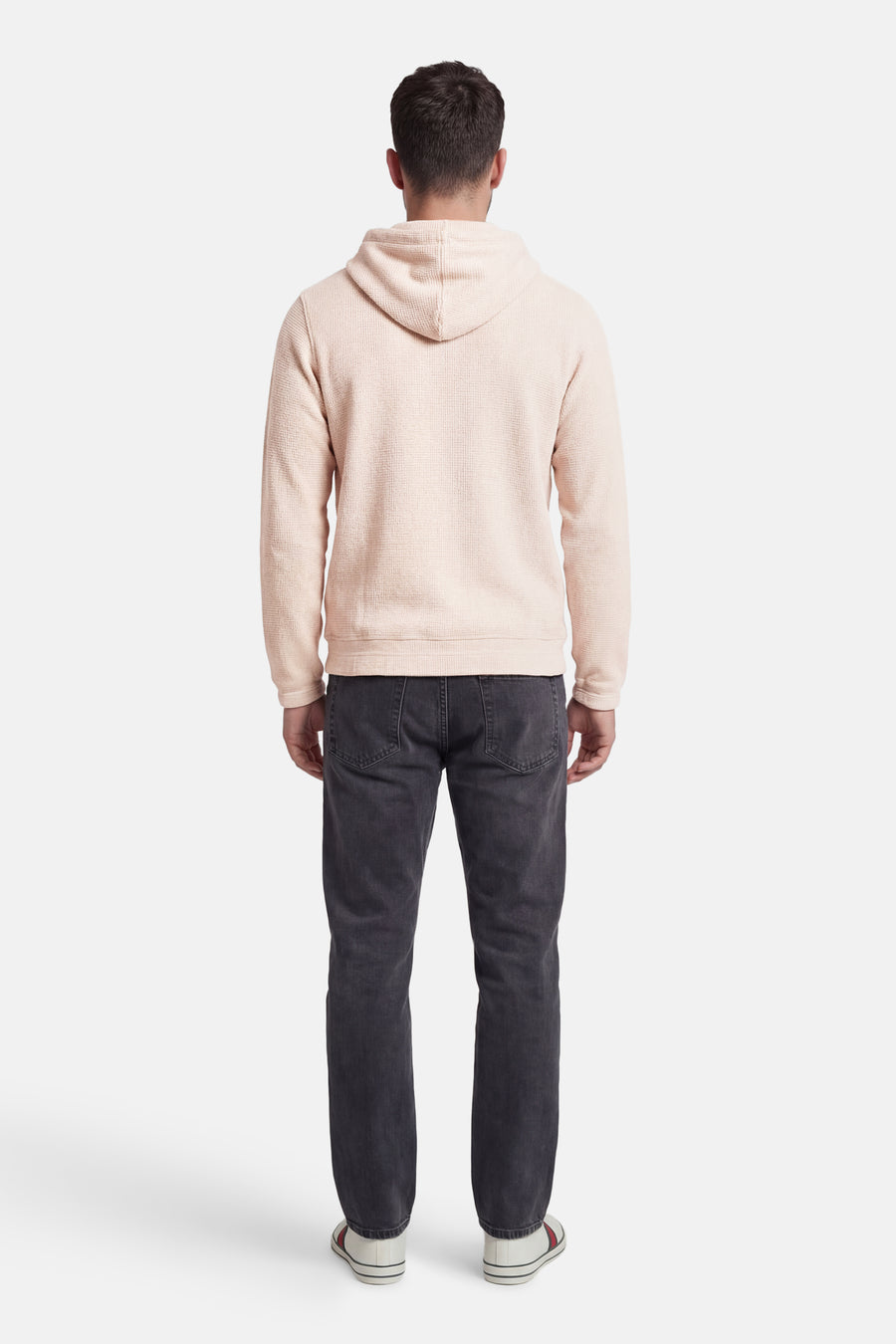 Beige sweater met kap van CORE BY JACK & JONES, gezien van achteren, met donkere jeans en crèmekleurige sneakers.