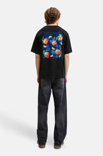 Zwart korte mouwen T-shirt met fruitprint op rug van ORIGINALS BY JACK & JONES, model van achteren in lifestyle look met donkere jeans