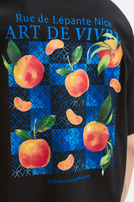 Zwart T-shirt met fruitprint en blauwe geometrische achtergrond van ORIGINALS BY JACK & JONES, voorzien van tekst 'Art de Vivre' en 'Mediterranean Provence', close-up voorzijde.