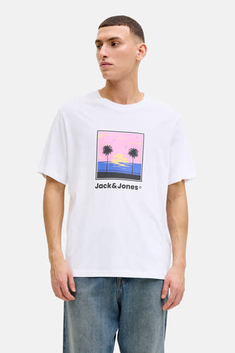 Wit T-shirt met korte mouwen van ORIGINALS BY JACK & JONES, met een grafische palmboomprint op de voorkant en gecombineerd met blauwe jeans.
