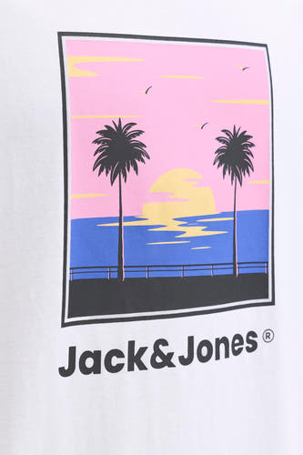 Wit T-shirt met korte mouwen van Originals by Jack & Jones, met vierkantige grafische print van een zonsondergang met palmbomen.
