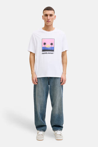 Wit T-shirt met korte mouwen van ORIGINALS BY JACK & JONES, met een print van palmbomen op de borst, gecombineerd met losse jeans en witte sneakers.
