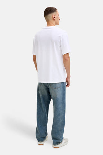 Wit T-shirt met korte mouwen van ORIGINALS BY JACK & JONES, gedragen met blauwe jeans en witte sneakers, achteraanzicht.