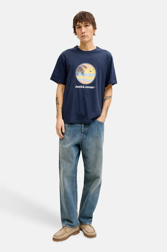 Blauw T-shirt met korte mouwen van Jack & Jones, met ronde print van een zonsondergang en palmen.