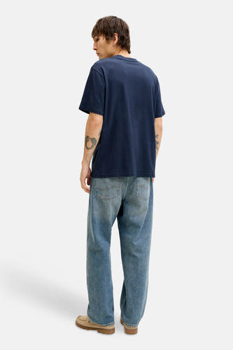 Blauw T-shirt met korte mouwen van ORIGINALS BY JACK & JONES, gedragen met wijde jeans en suède schoenen, achterkant.