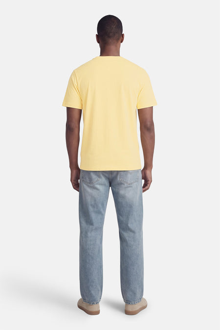 T-shirt jaune à manches courtes de ORIGINALS BY JACK & JONES, de couleur unie avec un col rond classique, vu de dos.