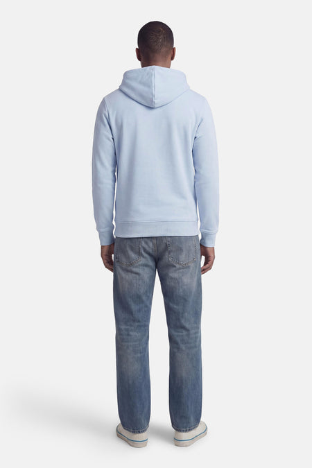 Blauw sweater met kap van ORIGINALS BY JACK & JONES, gecombineerd met een spijkerbroek en witte sneakers, gezien van achteren.