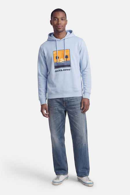 Blauwe sweater met kap van ORIGINALS BY JACK & JONES, met strandprint en gecombineerd met spijkerbroek en sneakers.