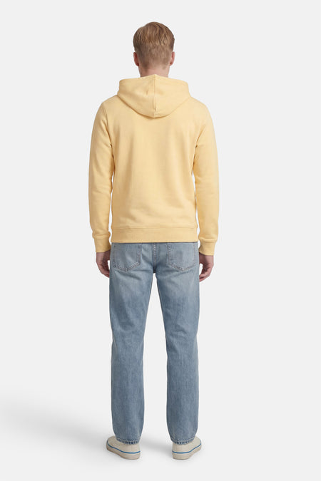 Gele sweater met kap van ORIGINALS BY JACK & JONES, gezien van achteren, gecombineerd met jeans en witte schoenen.