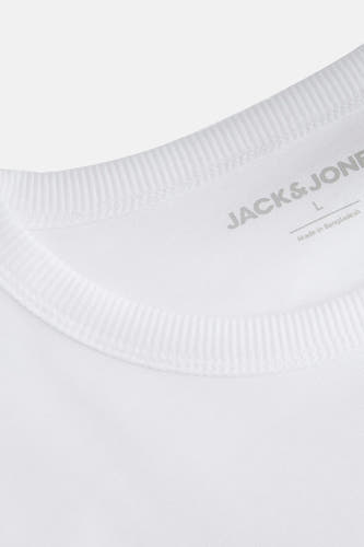 Wit T-shirt met lange mouwen van ORIGINALS BY JACK & JONES, close-up van de kraag en een gedrukt label.