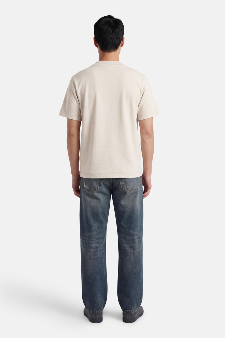 T-shirt gris de CORE BY JACK & JONES, vu de dos, combiné avec un jean bleu et des chaussures foncées.