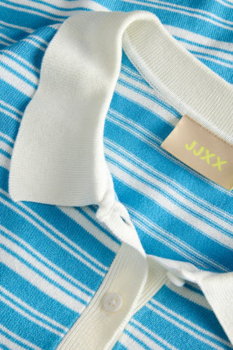Blauwe trui van JJXX, met witte strepen, een polokraag en knoopsluiting.