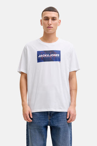 T-shirt blanc à manches courtes de CORE by JACK & JONES, porté avec des jeans bleus et des chaussures en cuir suédé.