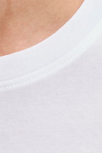 T-shirt blanc à manches courtes de CORE BY JACK & JONES, encolure détaillée et texture côtelée.