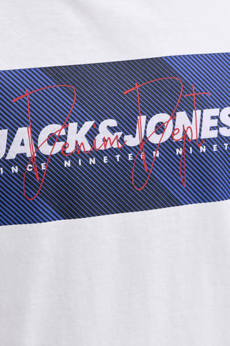 T-shirt blanc à manches courtes de CORE par JACK & JONES, avec logo rayé sur la poitrine.