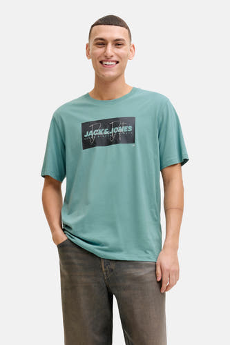 T-shirt bleu à manches courtes de CORE by JACK & JONES, avec logo sur la poitrine, associé à des jeans décontractés et des mocassins.