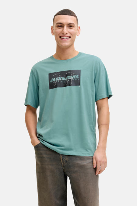 Blauw T-shirt met korte mouwen van CORE BY JACK & JONES, met een grafische print en donkergrijze jeans.
