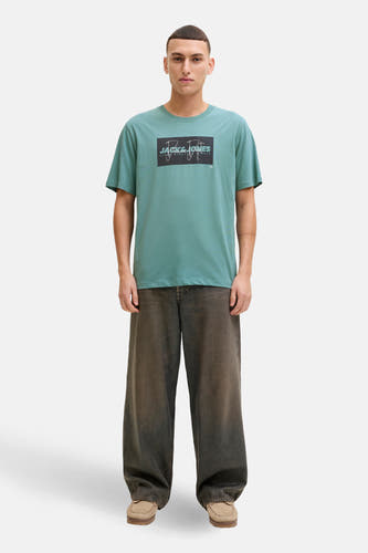 Blauw T-shirt met korte mouwen van CORE by JACK & JONES, met logo op de borst, gecombineerd met losse jeans en mocassins.