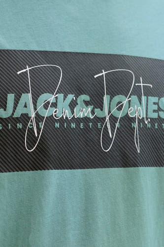 T-shirt bleu à manches courtes de CORE BY JACK & JONES, avec une impression rayée gris foncé et du texte blanc.