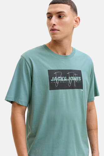 T-shirt bleu à manches courtes de CORE by JACK & JONES, avec une impression rectangulaire sur la poitrine.