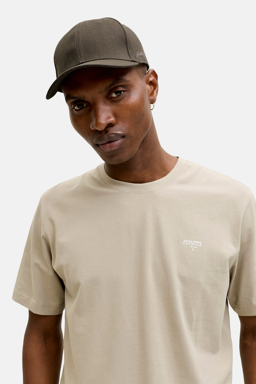 Kaki pet van ACCESSORIES BY JACK & JONES, met subtiel logo opzij, gedragen door model in beige t-shirt, front view