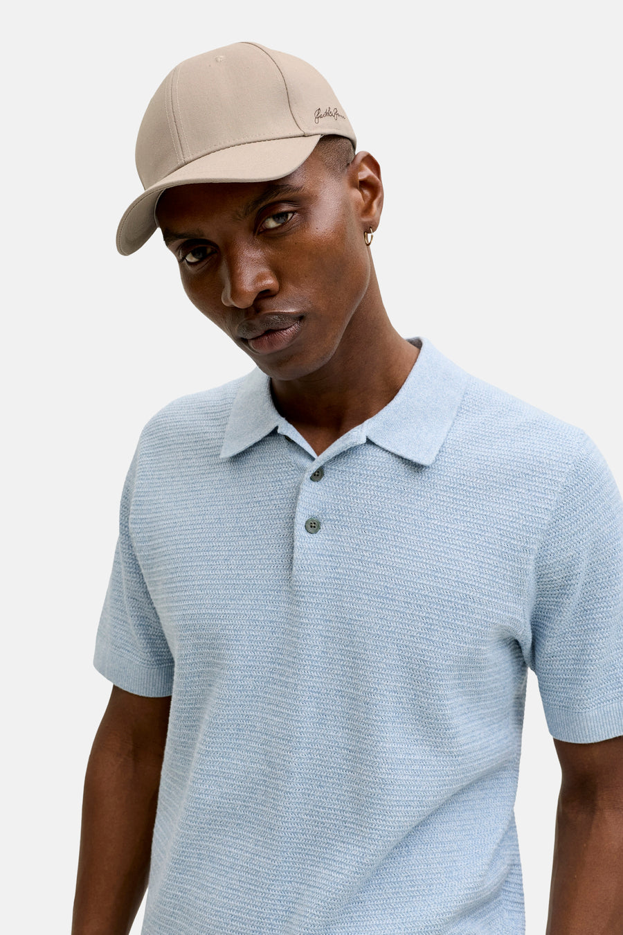 Beige pet van ACCESSORIES BY JACK & JONES met geborduurd logo, gedragen door model in lichtblauw poloshirt, front view