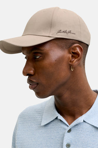 Beige pet van ACCESSORIES BY JACK & JONES met geborduurd logo, zijprofiel van model in lichtblauw poloshirt