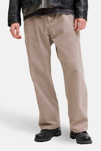 Pantalon beige de JACK & JONES JEANS INTELLIGENCE, avec une coupe décontractée et porté avec des bottes noires.