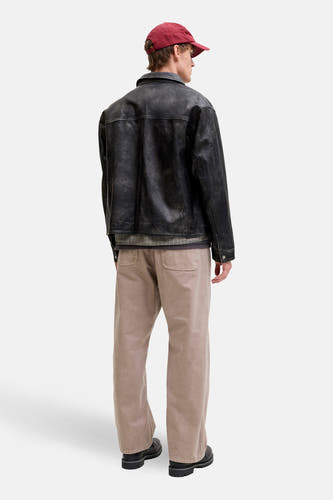 Pantalon beige de JACK & JONES JEANS INTELLIGENCE, avec des jambes larges et des poches arrière visibles.