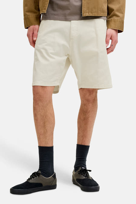 Beige short van JACK & JONES JEANS INTELLIGENCE, met sokken en zwarte schoenen.