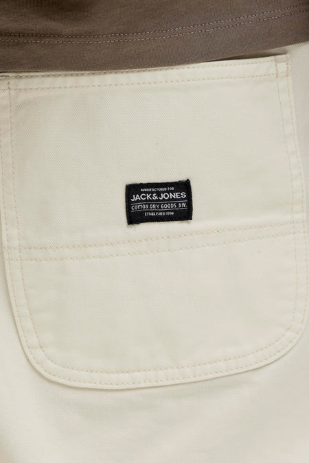 Beige short van JACK & JONES JEANS INTELLIGENCE, met opgestikte zak en labeldetail.