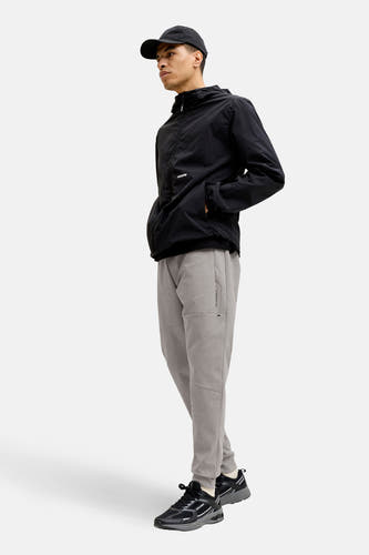 Vêtements de jogging gris JACK & JONES JEANS INTELLIGENCE, associés à une veste noire et des baskets.