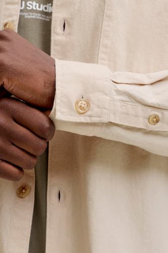 Chemise beige à manches longues de ORIGINALS BY JACK & JONES, avec fermeture boutonnée au poignet.