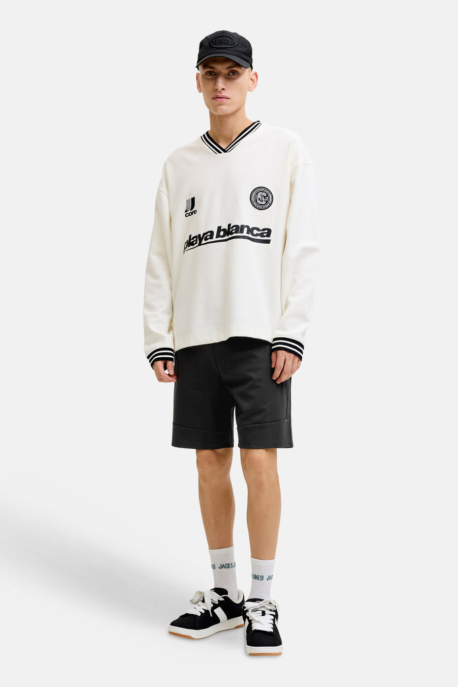 Short noir de JACK & JONES JEANS INTELLIGENCE, combiné avec un pull à manches longues, des chaussettes et des baskets.