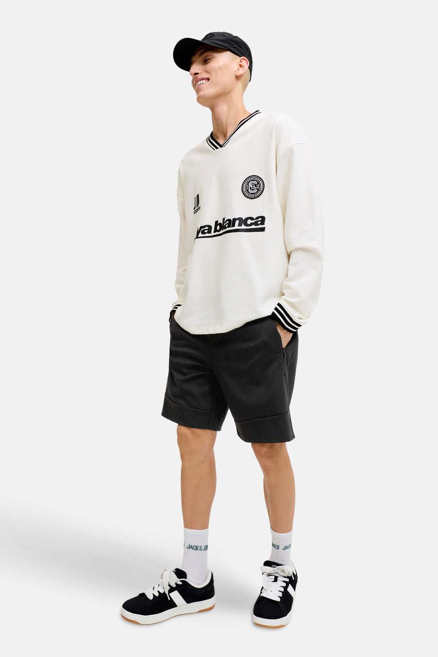 Short noir de JACK & JONES JEANS INTELLIGENCE, porté avec des chaussettes blanches et des baskets noires.