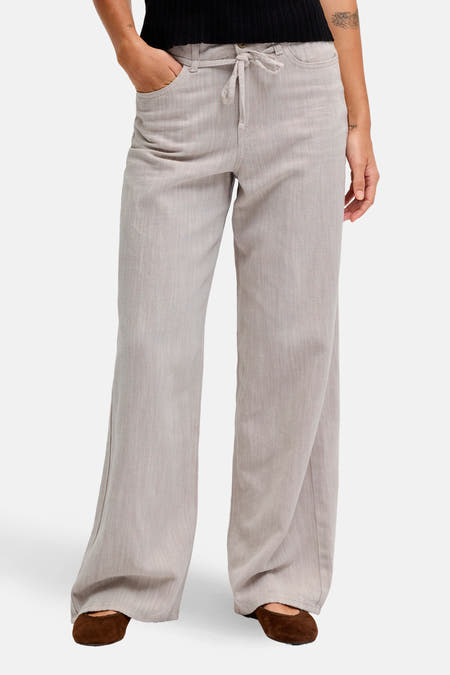 Pantalon beige JJXX, à jambes larges et poches arrière, vue de dos.