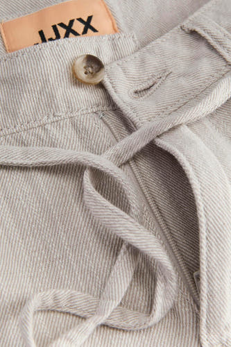 Pantalon beige de JJXX, avec une ceinture tressée et un détail bouton.