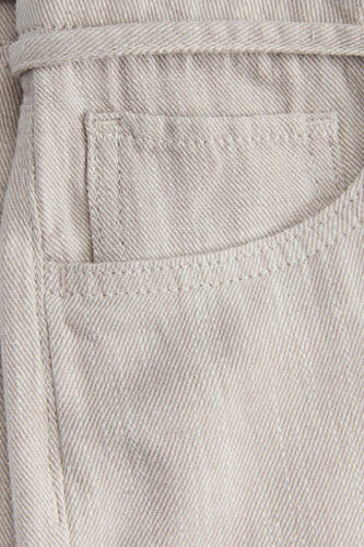Pantalon beige de JJXX, avec une texture sergée subtile et un détail de poche.