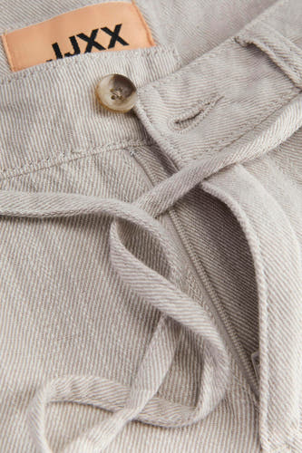 Pantalon beige de JJXX, avec une fermeture à boutons et un détail de nœud.