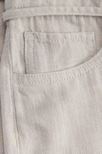 Pantalon beige de JJXX, avec une texture tissée subtile et un détail de poche.