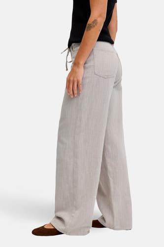 Pantalon beige JJXX à jambes larges et chaussures marron.